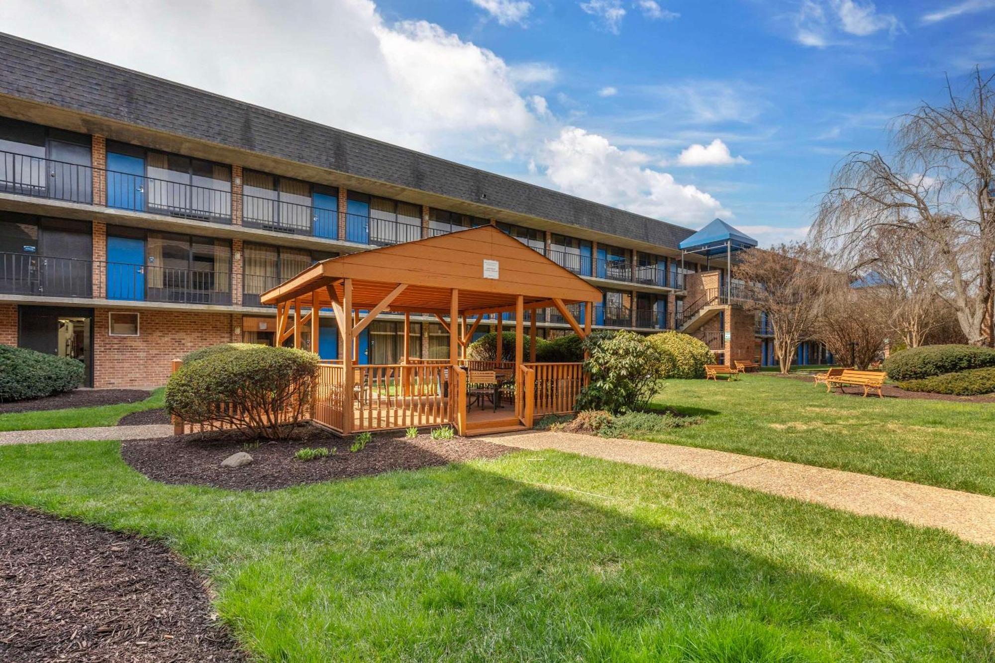 Suburban Studios Tysons Corner فيينا المظهر الخارجي الصورة