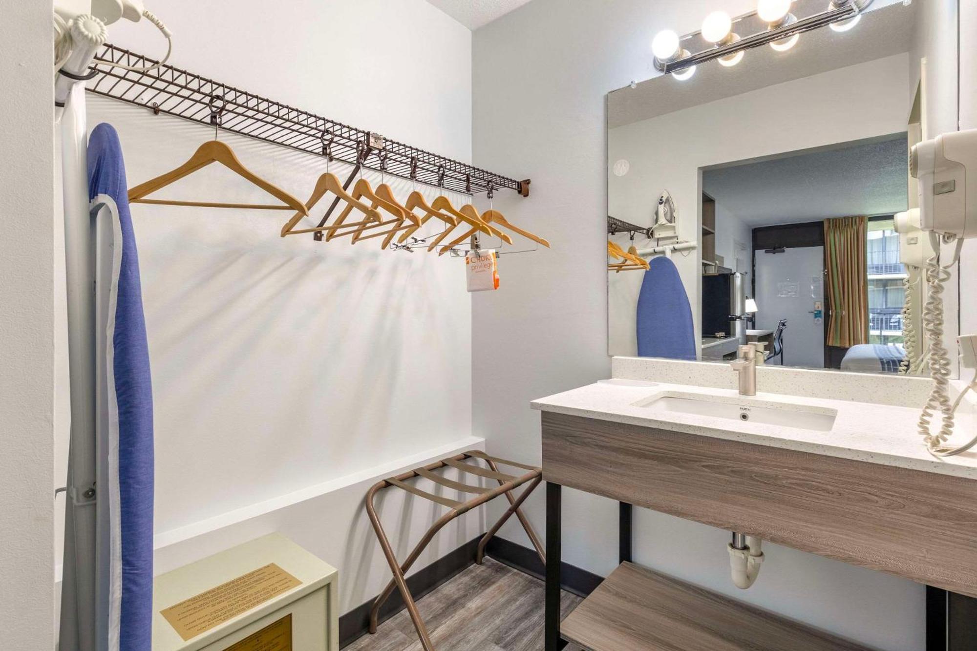 Suburban Studios Tysons Corner فيينا المظهر الخارجي الصورة