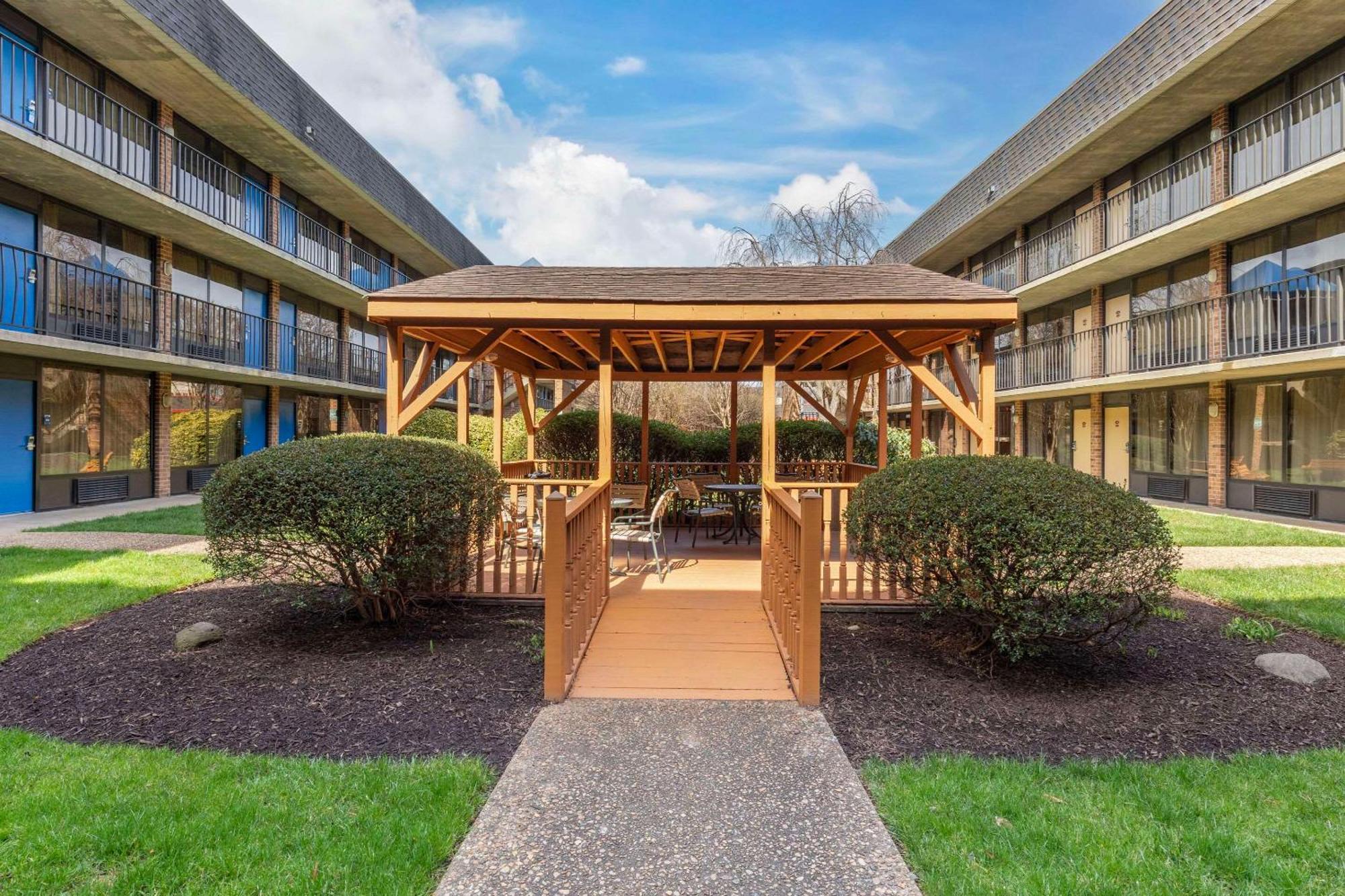 Suburban Studios Tysons Corner فيينا المظهر الخارجي الصورة